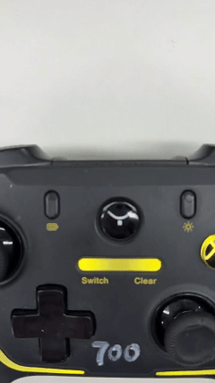 物理コントローラーのSwitchとClear付近のLEDが示されたGIF